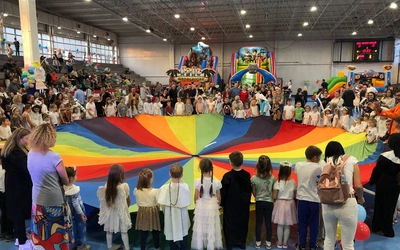 Płock. 900 małych świętych na balu