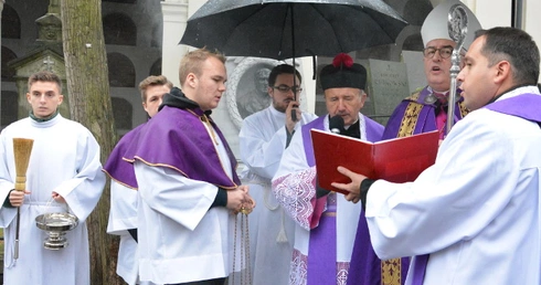Modlitwa z biskupami na cmentarzach