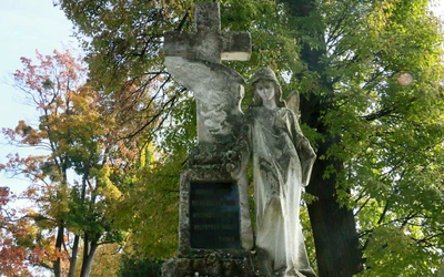 Urzędów. Cmentarz pełen opowieści