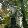 Urzędów. Cmentarz pełen opowieści