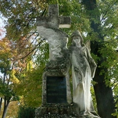 Urzędów. Cmentarz pełen opowieści