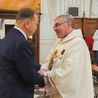 Ks. Janusz Kłęczek został odznaczony przez prezydenta Srebrnym Krzyżem Zasługi