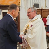 Ks. Janusz Kłęczek został odznaczony przez prezydenta Srebrnym Krzyżem Zasługi