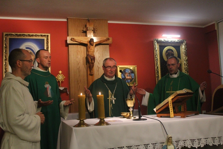 Mszy św. w szpitalnej kaplicy pw. św. matki Teresy z Kalkuty przewodniczył biskup płocki.