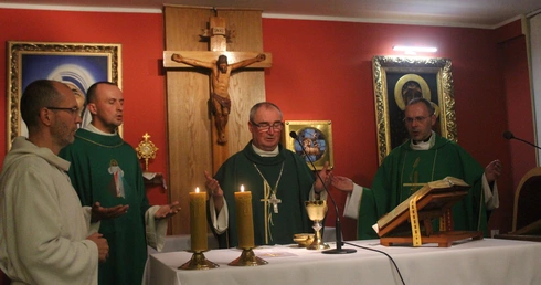 Mszy św. w szpitalnej kaplicy pw. św. matki Teresy z Kalkuty przewodniczył biskup płocki.