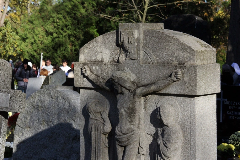 Uroczystość Wszystkich Świętych na cmentarzu przy ul. Bujwida