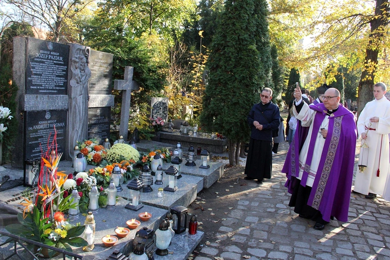 Uroczystość Wszystkich Świętych na cmentarzu przy ul. Bujwida