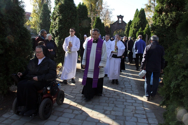 Uroczystość Wszystkich Świętych na cmentarzu przy ul. Bujwida