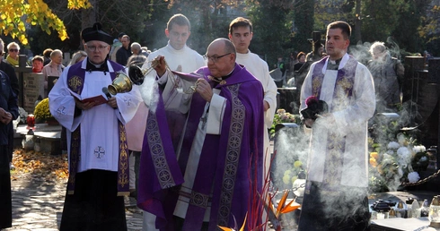Uroczystość Wszystkich Świętych na cmentarzu przy ul. Bujwida