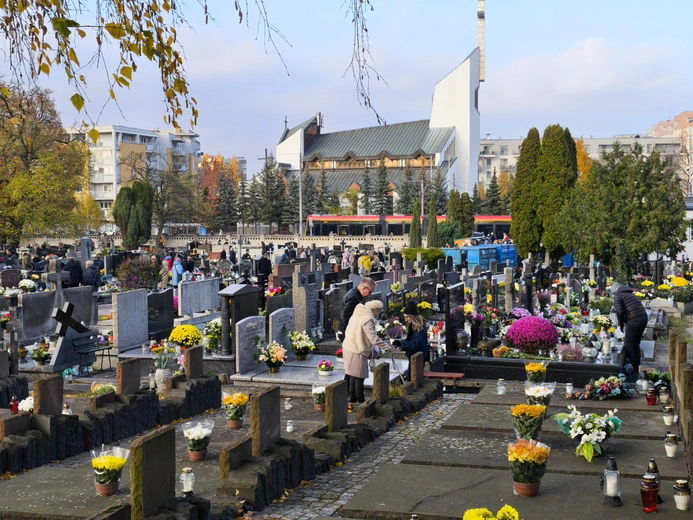 Procesja żałobna po Cmentarzu Wawrzyszewskim