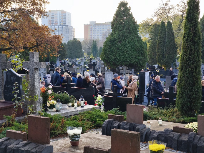 Procesja żałobna po Cmentarzu Wawrzyszewskim