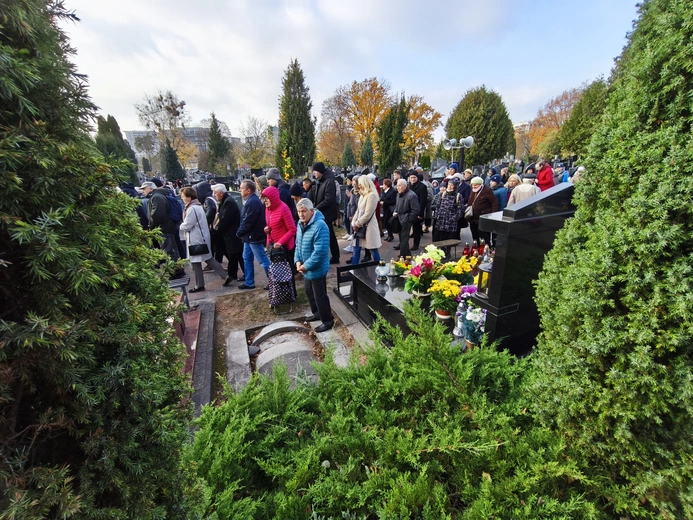 Procesja żałobna po Cmentarzu Wawrzyszewskim