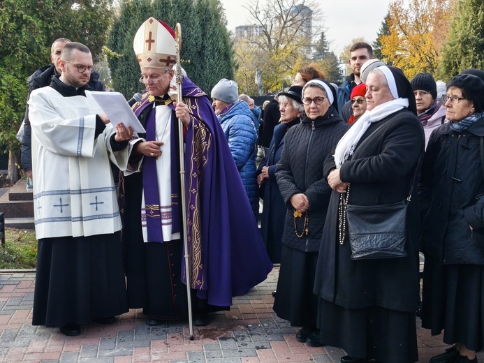 Procesja żałobna po Cmentarzu Wawrzyszewskim