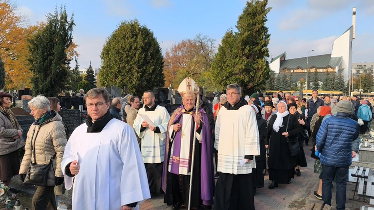 Procesja żałobna po Cmentarzu Wawrzyszewskim
