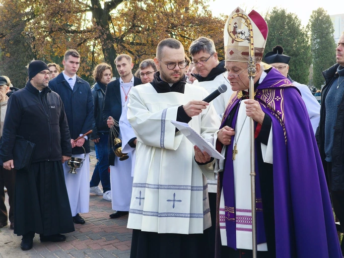 Procesja żałobna po Cmentarzu Wawrzyszewskim