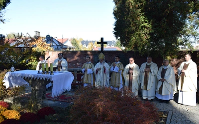 Święci są pośród nas