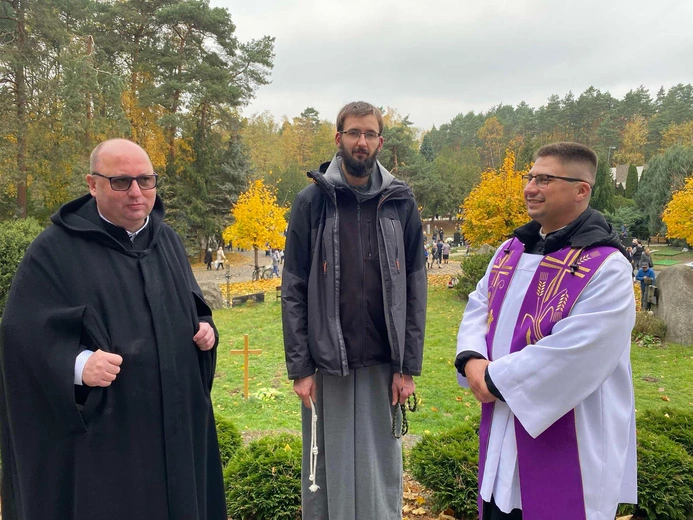 Modlitwa na zielonogóskim cmentarzu