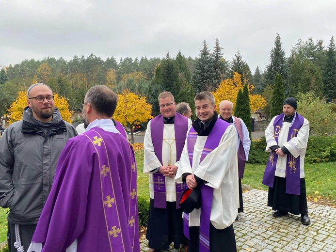 Modlitwa na zielonogóskim cmentarzu