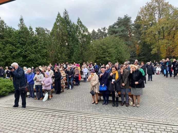 Modlitwa na zielonogóskim cmentarzu