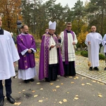 Modlitwa na zielonogóskim cmentarzu