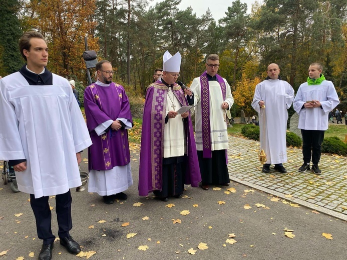 Modlitwa na zielonogóskim cmentarzu