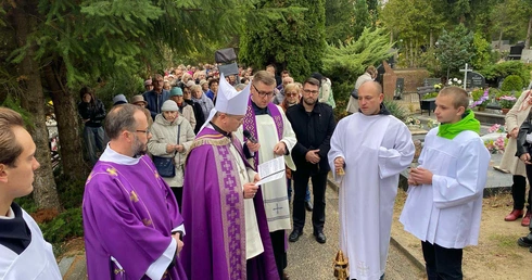 Modlitwa na zielonogóskim cmentarzu