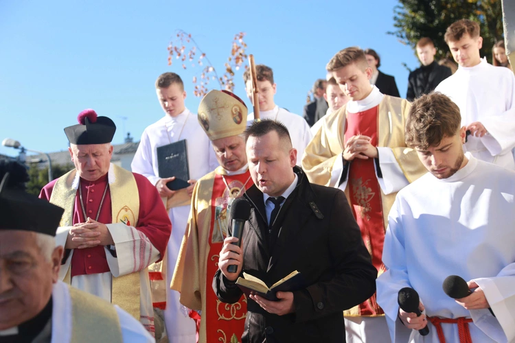 Poświęcenie krypty i figur świętych