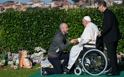 Papież: odwiedzając cmentarz odnawiamy naszą wiarę w Chrystusa