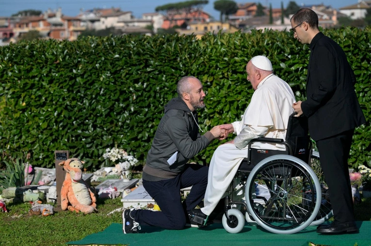 Papież: odwiedzając cmentarz odnawiamy naszą wiarę w Chrystusa