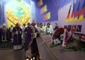 Stanąć nad grobem bliskiego oznacza zetknąć się z bezsilnością