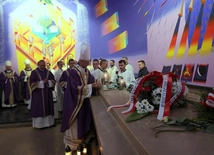 Stanąć nad grobem bliskiego oznacza zetknąć się z bezsilnością