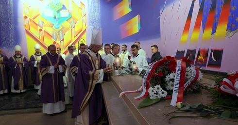 Stanąć nad grobem bliskiego oznacza zetknąć się z bezsilnością