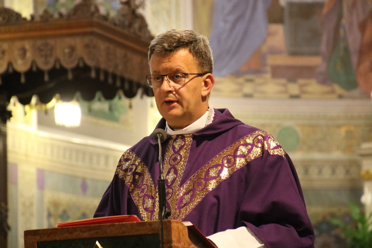 Imiona zmarłych przywołał w wypominkach ks. dr Radosław Zawadzki, dyrektor Caritas.
