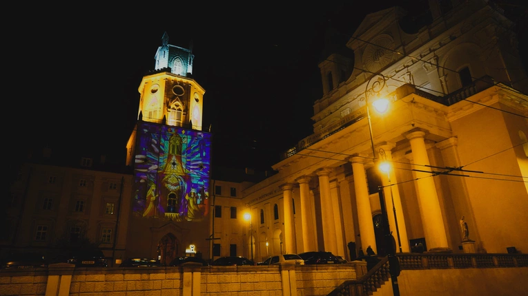 Iluminacje Miast - Mapping Niepodległościowy na Wieży Trynitarskiej 
