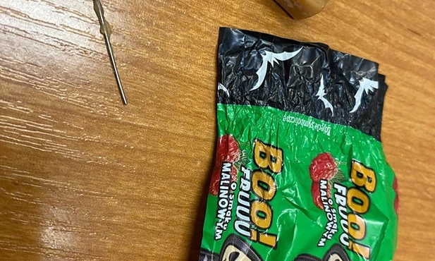 Gwoździe i igły w halloweenowych cukierkach to trend z TikToka