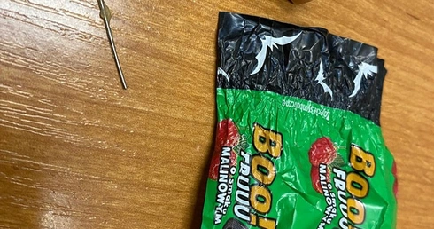 Gwoździe i igły w halloweenowych cukierkach to trend z TikToka