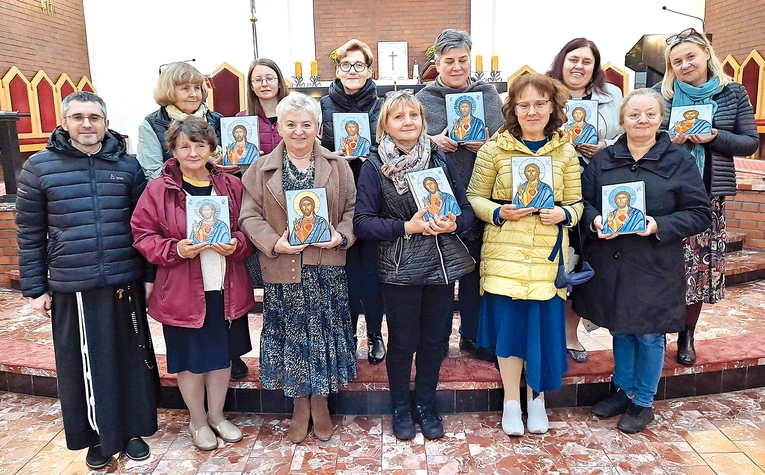 Uczestniczki warsztatów z prowadzącymi w harmęskim kościele.