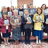 Uczestniczki warsztatów z prowadzącymi w harmęskim kościele.