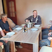 Posiłki dla wszystkich gotuje Darek (pierwszy z prawej).