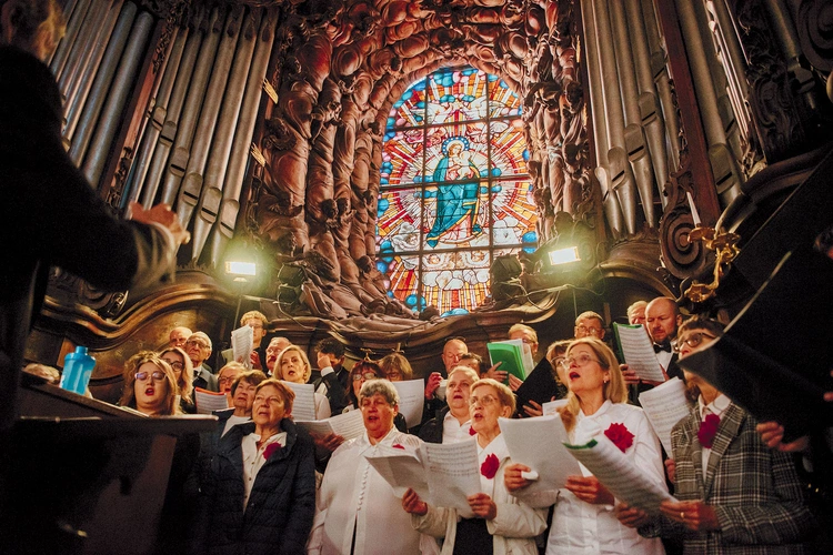 Majestatyczne oliwskie organy po raz pierwszy zagrały w parze z chórzystami w 1904 roku.