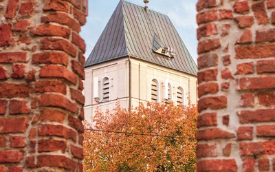 Osiem wieków historii pamiętają ruiny gotyckiego kościółka w Starej Rumi. Na zdjęciu najstarszy zachowany element muru i widok na zbudowaną na początku XX w. świątynię Podwyższenia Krzyża Świętego.