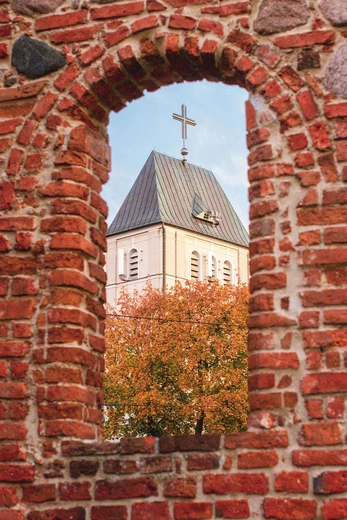 Osiem wieków historii pamiętają ruiny gotyckiego kościółka w Starej Rumi. Na zdjęciu najstarszy zachowany element muru i widok na zbudowaną na początku XX w. świątynię Podwyższenia Krzyża Świętego.