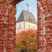 Osiem wieków historii pamiętają ruiny gotyckiego kościółka w Starej Rumi. Na zdjęciu najstarszy zachowany element muru i widok na zbudowaną na początku XX w. świątynię Podwyższenia Krzyża Świętego.