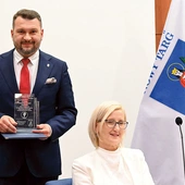 Maciej Hodorowicz z gratulacjami od miasta na jubileusz towarzystwa, którego jest prezesem. Obok Lucyna Czubernat, która jest sekretarzem organizacji.