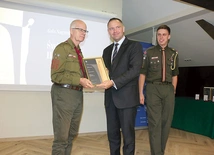 Wyróżnienie otrzymał z rąk Karola Nawrockiego, prezesa IPN, m.in. Wojciech Hausner z ZHR (z lewej).
