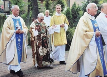 W 2007 r. w parafii Matki Bożej Różańcowej w Rudzie Śląskiej--Halembie misjonarz świętował złoty jubileusz kapłaństwa.