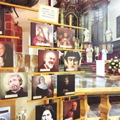 Święci towarzyszyli ludziom modlącym się w legnickiej katedrze. 