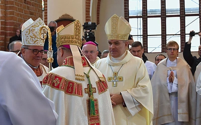 Przekazanie pastorału nowemu metropolicie.