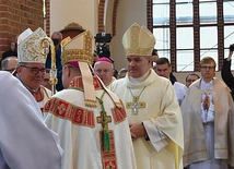Przekazanie pastorału nowemu metropolicie.