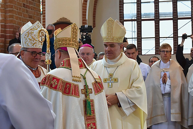 Przekazanie pastorału nowemu metropolicie.